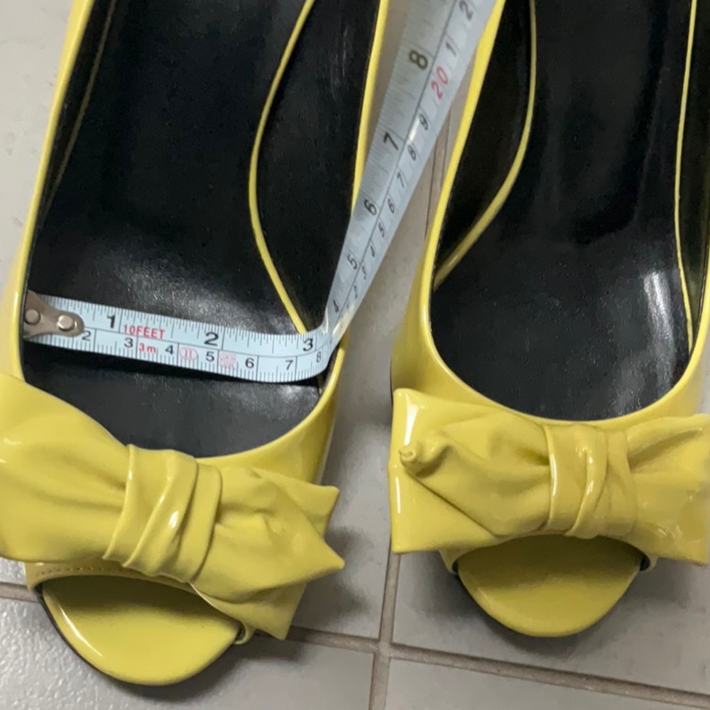 Gucci Clodine Yellow Patent Leather Bow Peep-Toe Pump Size 37.5 Party Statement - Picture 14 of 15